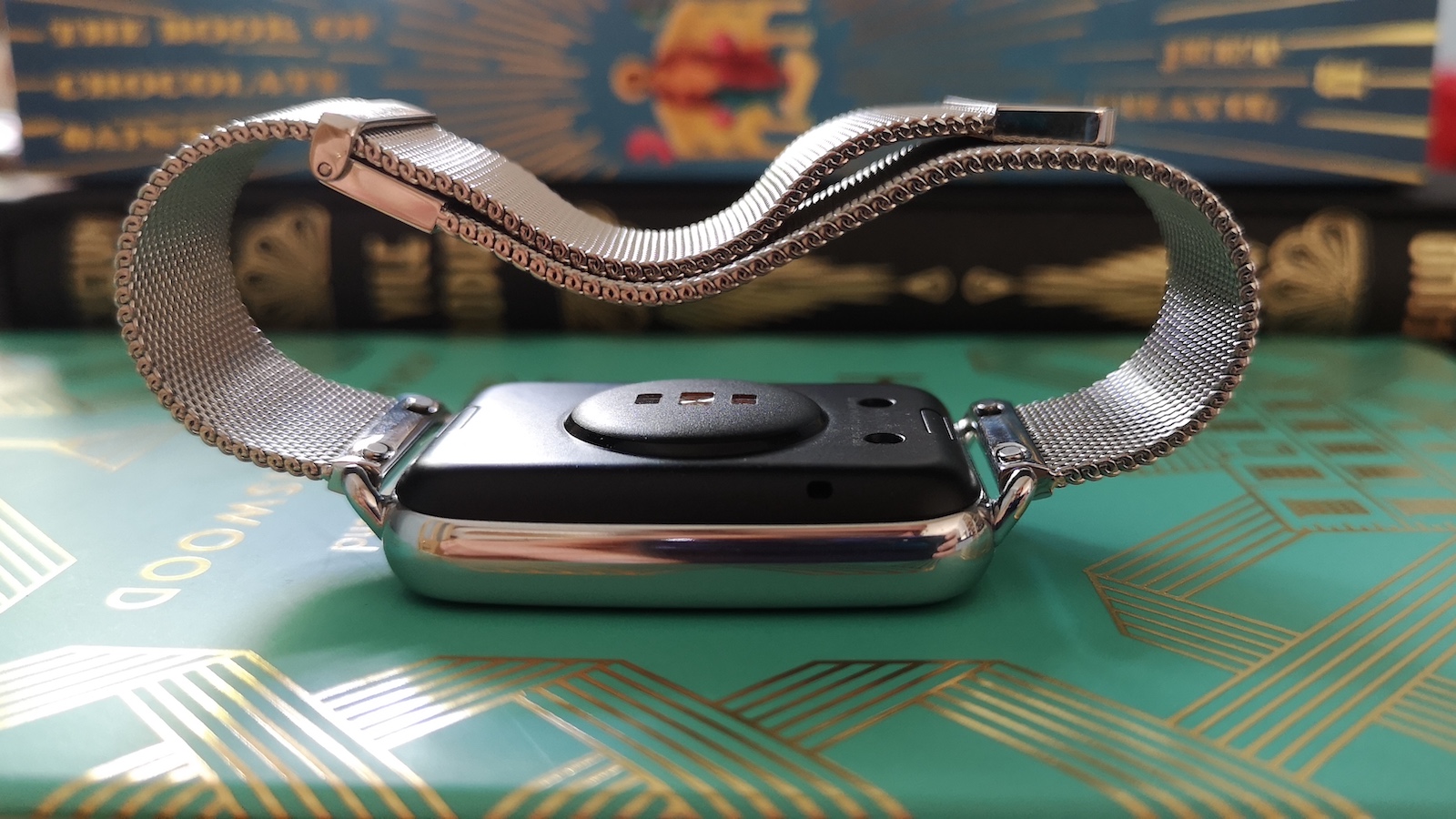 Der magnetische Ladestreifen der Huawei Watch Fit 2